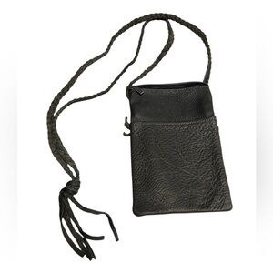 🆕 MANITOBAH MUKLUKS Grain Leather Wheat Etching Crossbody Bag